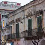 Il palazzo, in stile decor neoclassico, si sviluppa su due livelli, il primo intonacato di bianco e il secondo di un giallo canarino sbiadito